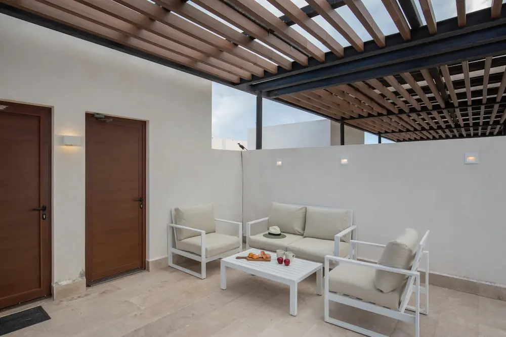 Exclusive 2 Level PH 3 BR Private Pool Roof Wifi Stunning Amenities GYM