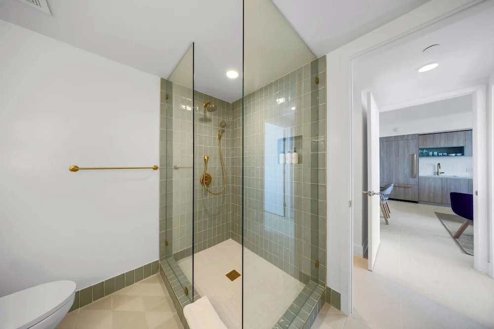 Luxe 2-BD Condo in Downtown - City Views