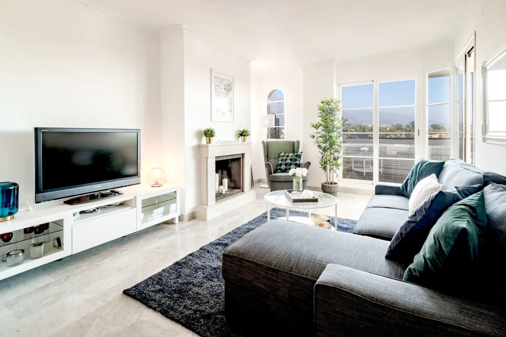SAT1-walking distance to Puerto Banus