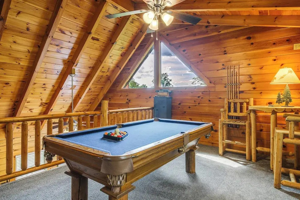 Pigeon Forge Cabin: Premier Location & Hot Tub