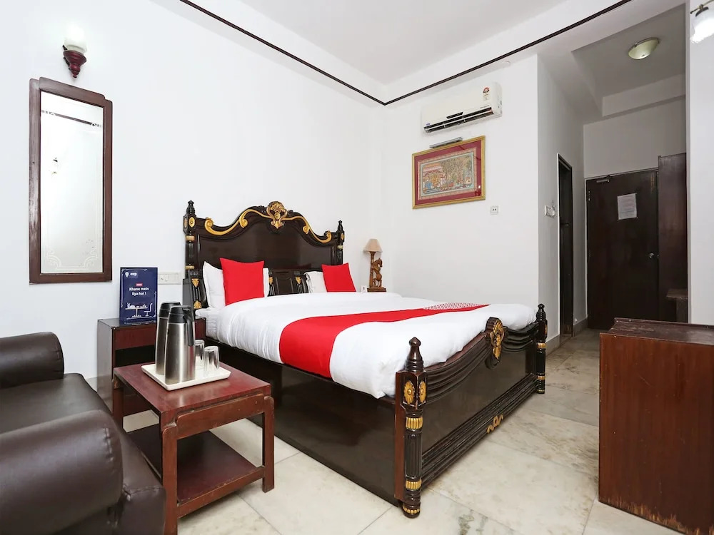 OYO Capital O 5879 Radha Damodar Residency