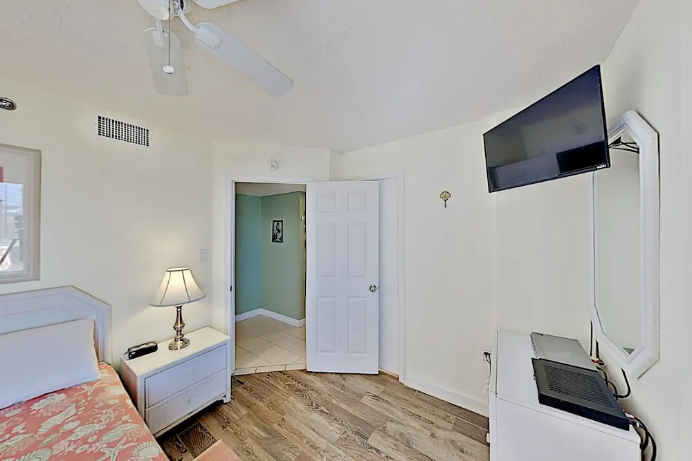 Dazzling Gulf-view W/ 2 Pools Walk To Pier 2 Bedroom Condo