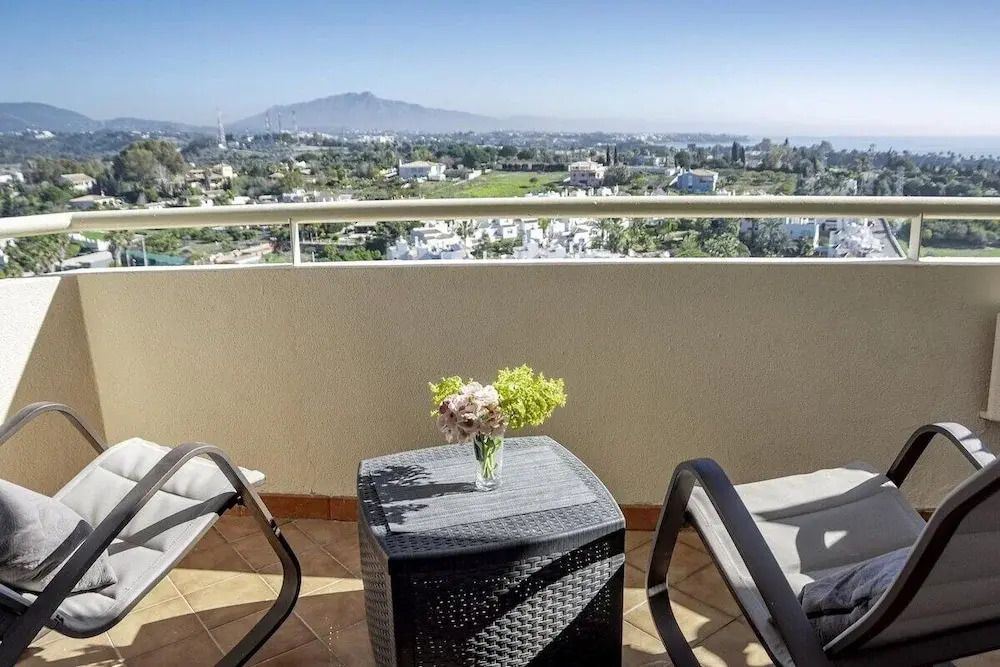 LL- 1 bedroom apt close to Laguna Village Estepona