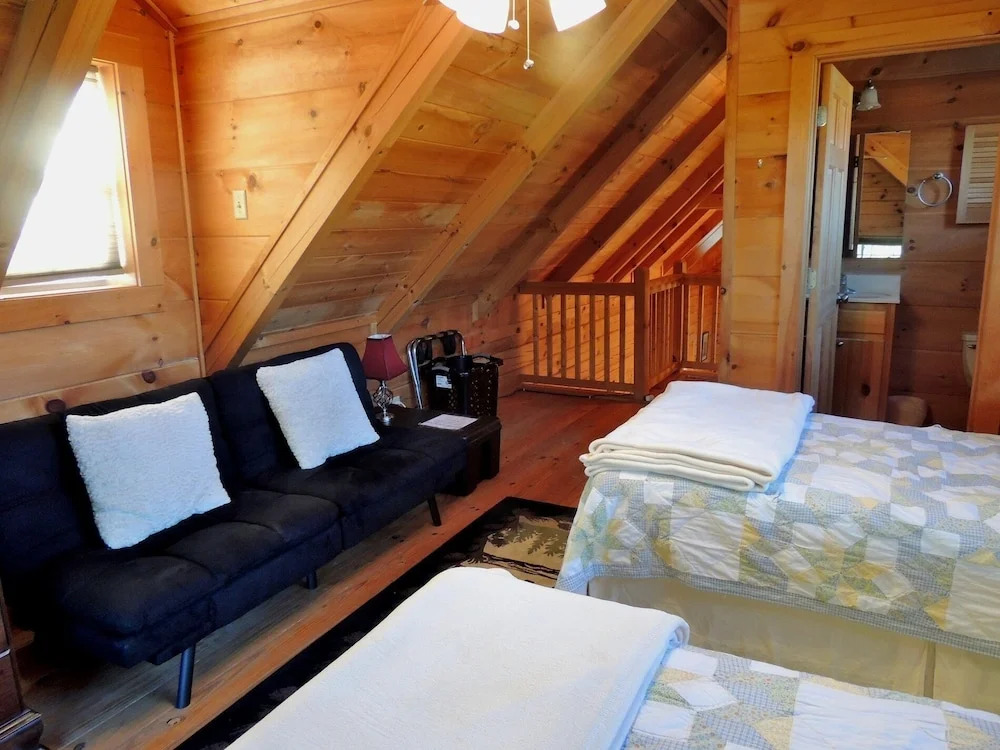 Limerick Lodge 3 Bedrooms 3.5 Bathrooms Cabin