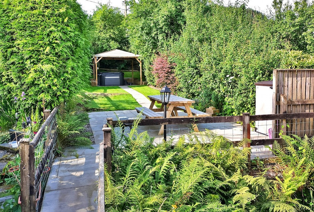 Cottage in Snowdonia With Hot Tub & Views
