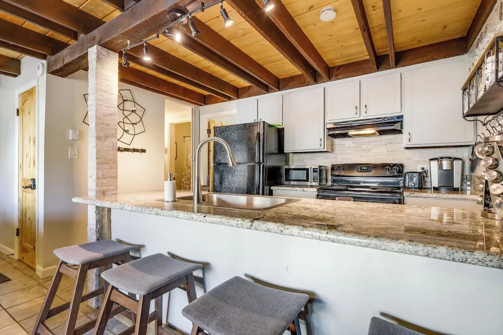 Townhome w/ Mtn View - Walk to Brian Head Lifts!