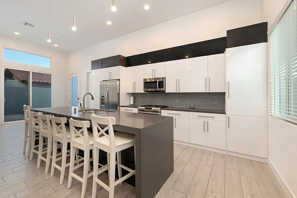 New With Pool + Hot Tub, Close To Downtown 4 Bedroom Home