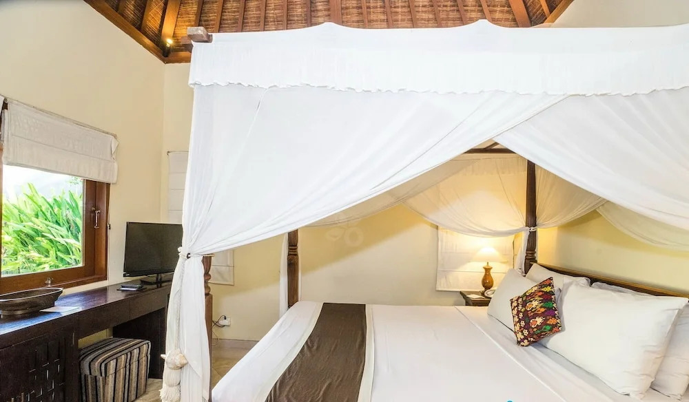 3 bedroom villa river side Legian