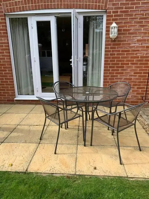 Cheerful 3 bedroom home close to beach and High St