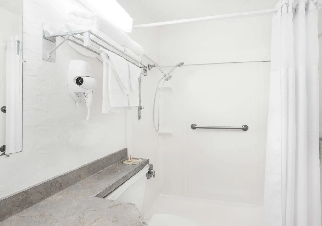Travel Inn & Suites