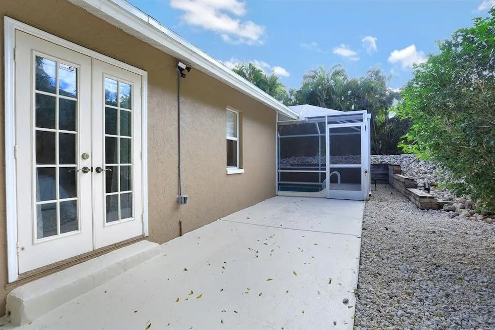 Quiet Inland Home With Pool, two Queen Beds and Grill