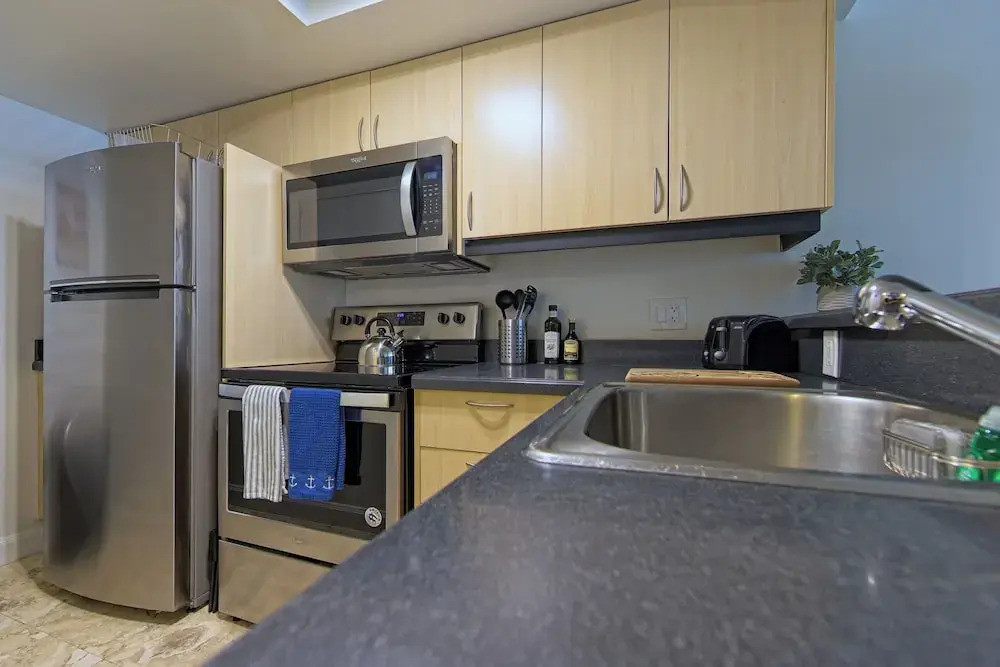 1 Bedroom Steps to Marina and CocoWalk