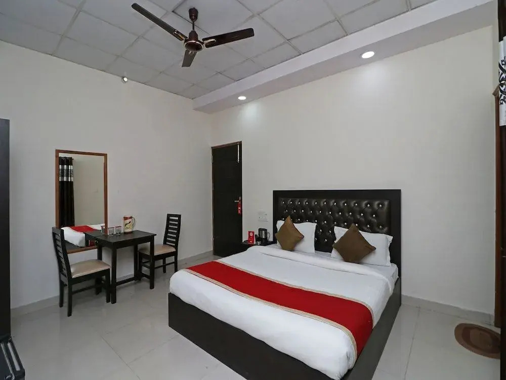 Gold Star Suits By OYO Rooms