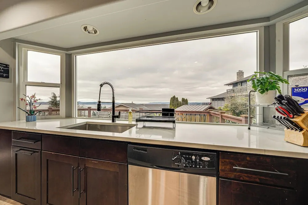 Puget Sound Views! Serene Federal Way Retreat