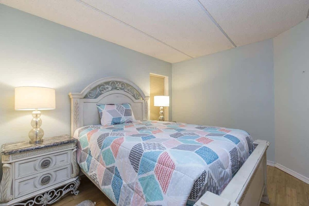 Sweeping 10th Floor Views - Up to 8 - Beachfront