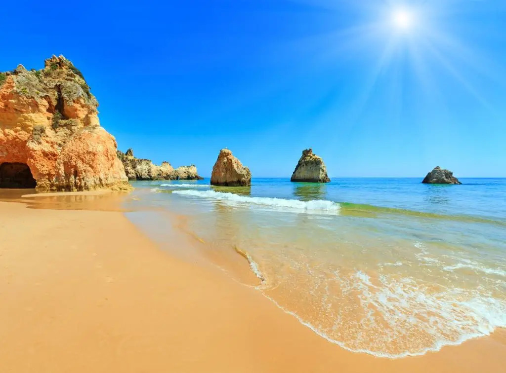 Alvor Apt 2 bedrooms AC & Pools near town and beach sleeps 6