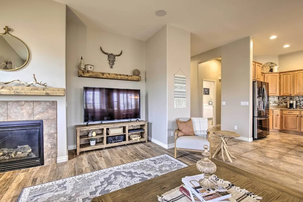 Game Room & Pool: Stylish Goodyear Home!