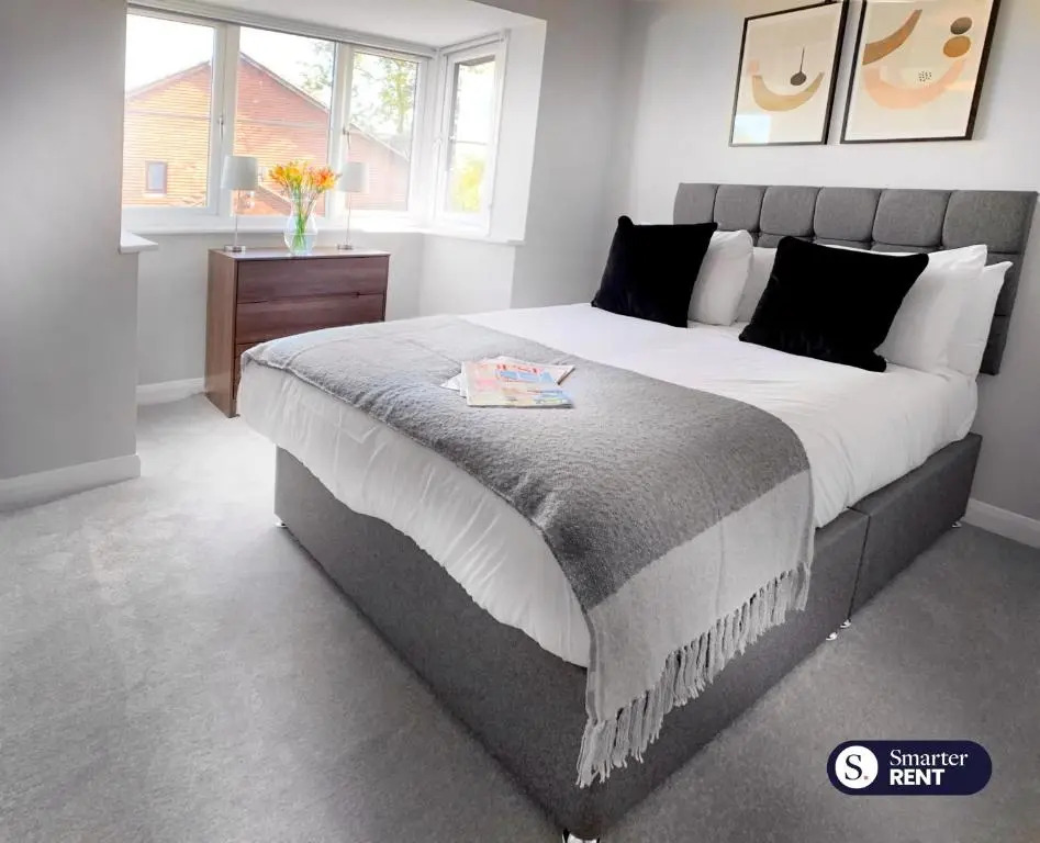 Wokingham - 2 Bed Stylish House, Central - Parking