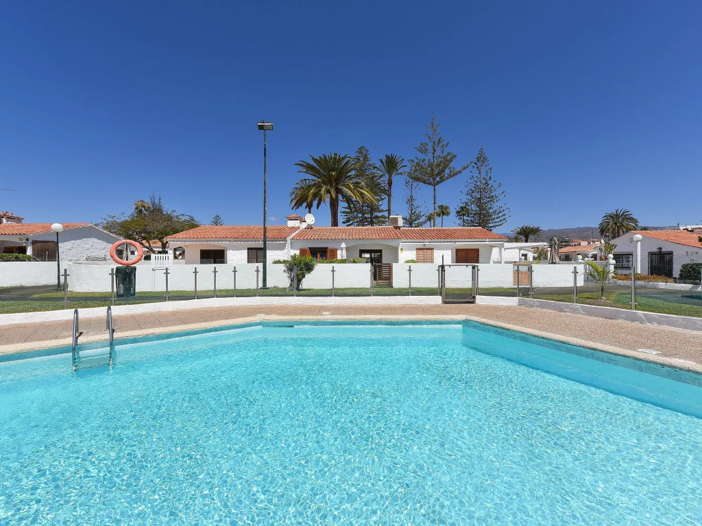 Central Bungalow With Pool