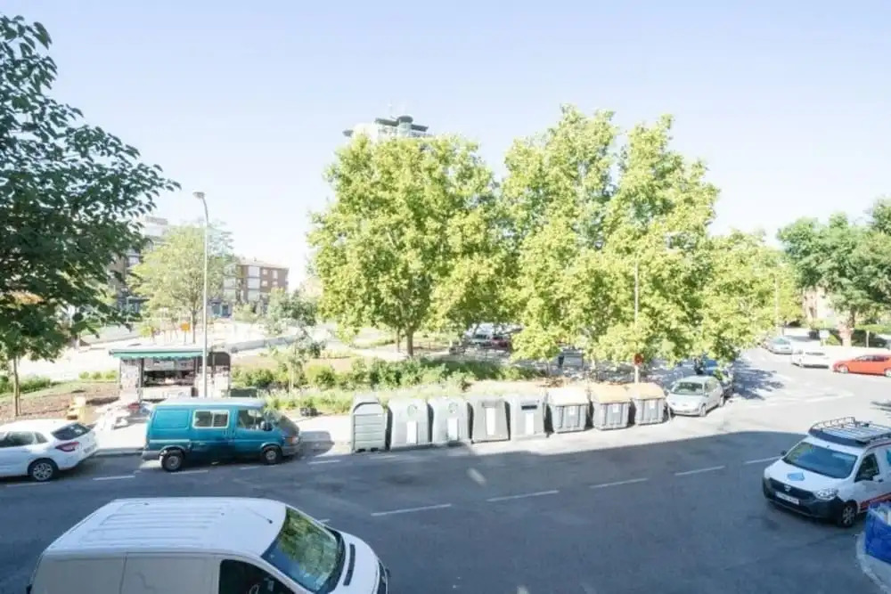 Spacious Double Room in an Apartment With a Private Balcony, in Madrid