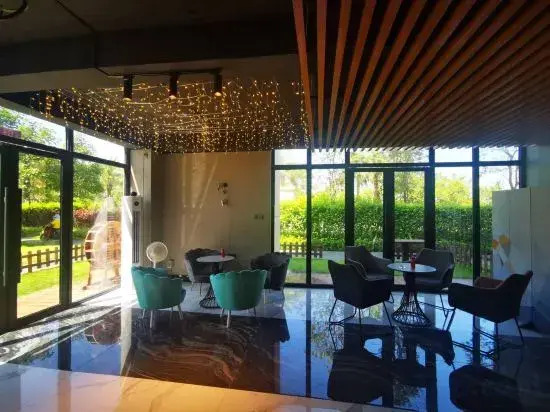 Peninsula Lake Hotel (Taohua Lake Park Store in Fangchenggang)