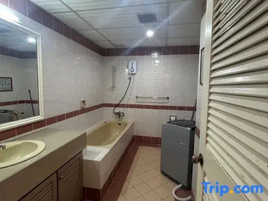 Riverbank Suites 408