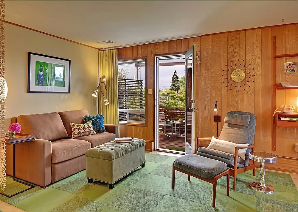 West Seattle Suite Shagalicious Studio Apartment with Balcony