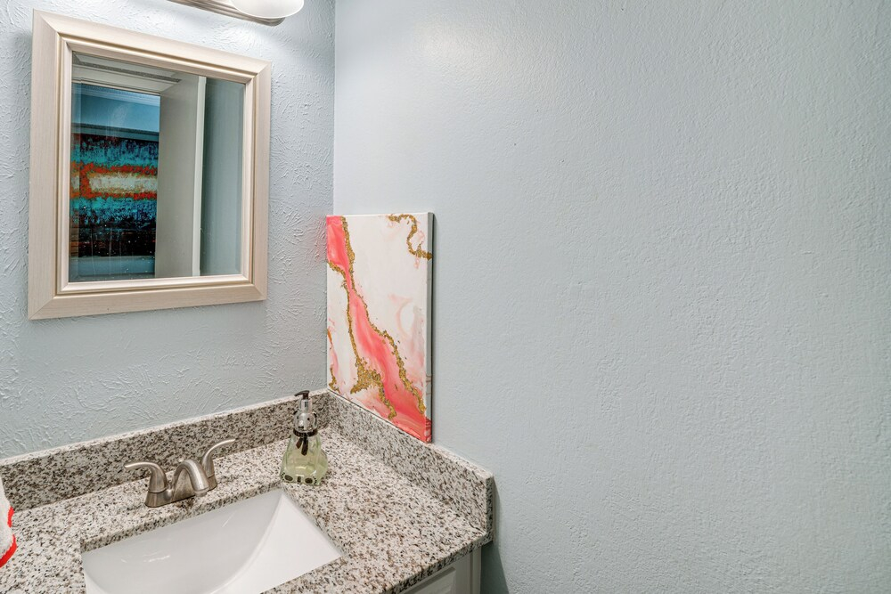Near Expressways! Cozy Dallas Condo w/ Workspace