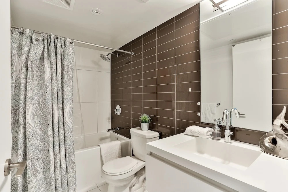 Cityplace 1B Lux Condo Lakeside Skydome Mtcc