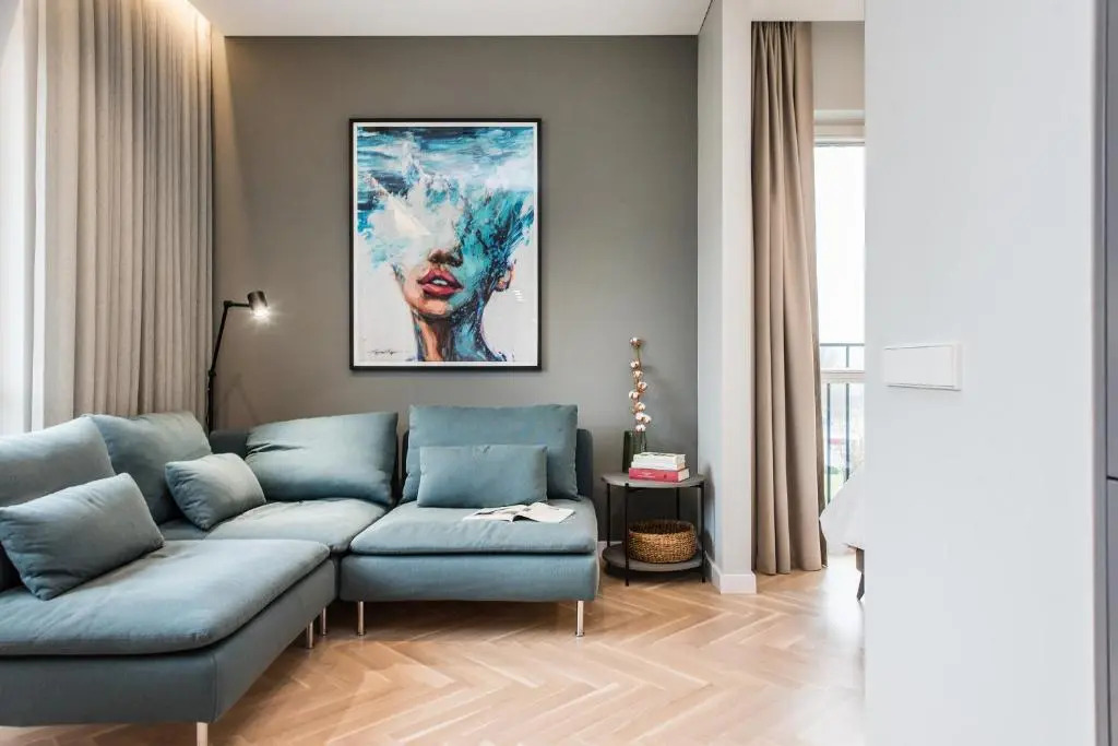 Trendy APT w/Balcony & Self Check-in, By Cohost