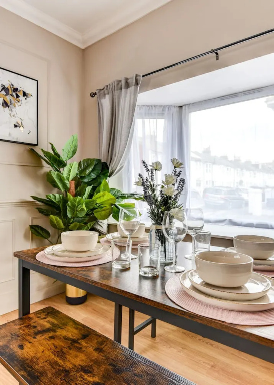 Beautiful 4 Bed House, 3 Minutes to Sea, Sleeps 8