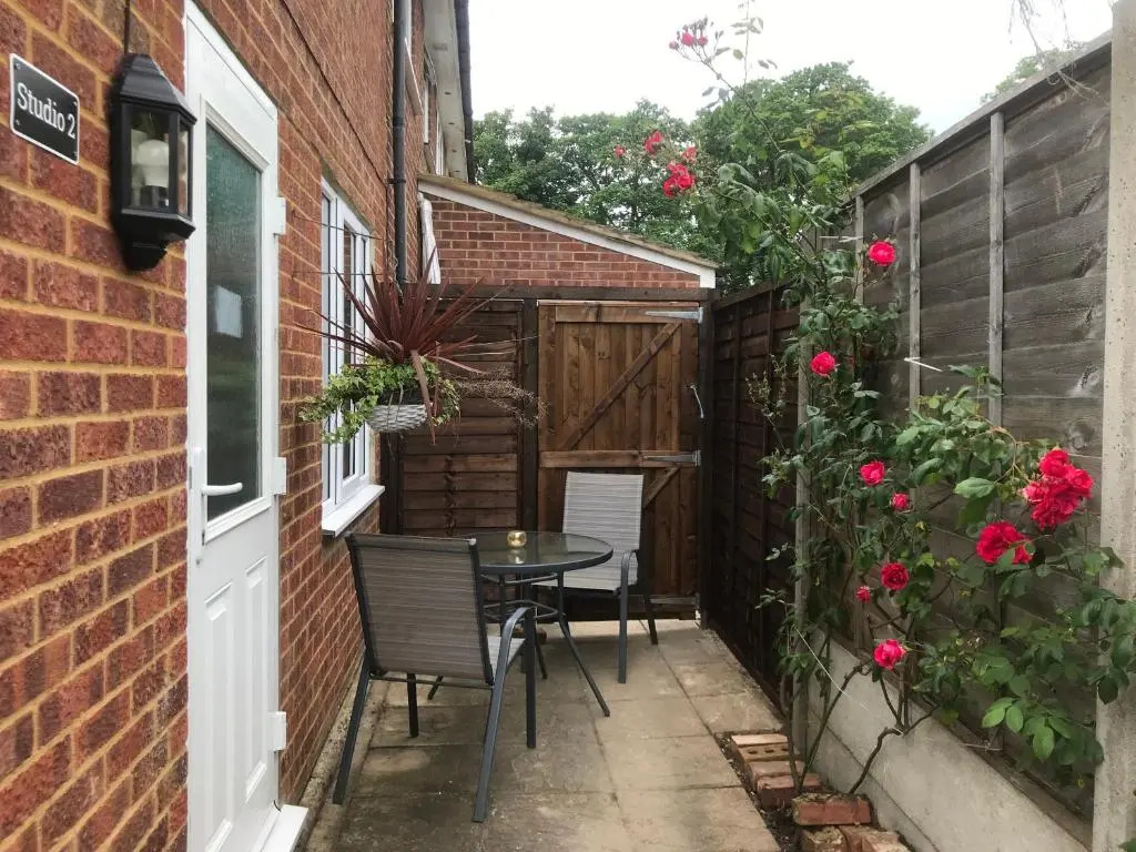Studio-2 Staines,Heathrow, London-own entrance