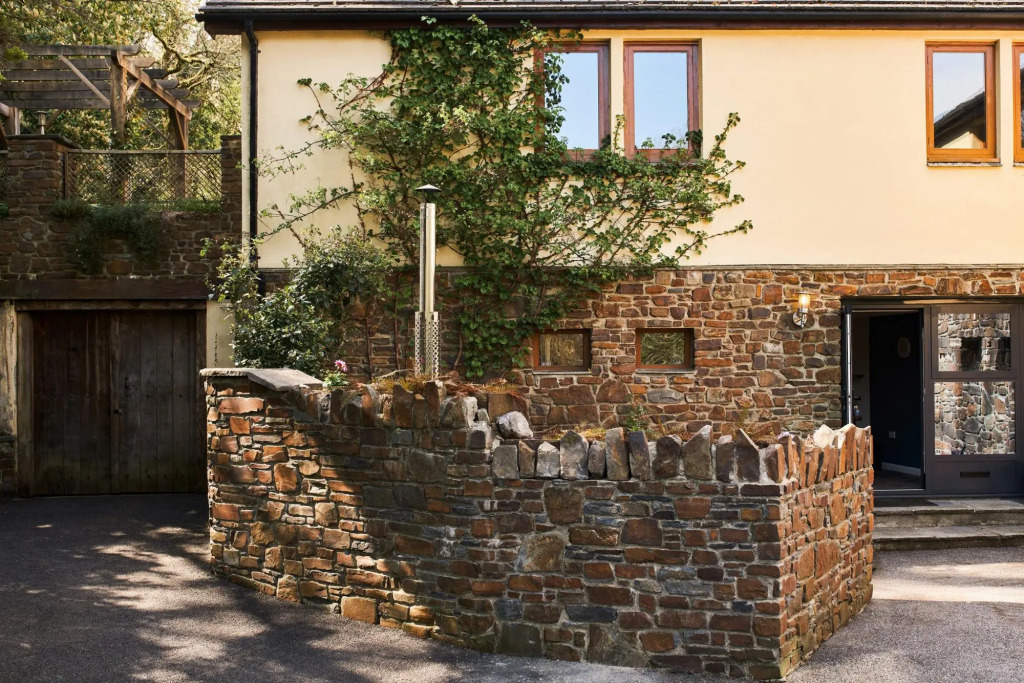 Swallows End – stylish bolthole with hot tub and pool in Dartmoor National Park