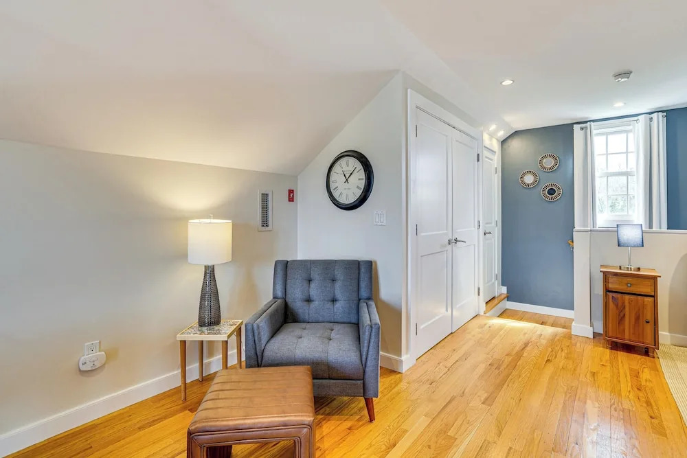 Walk to Coast! Convenient Cottage in Dtwn Madison