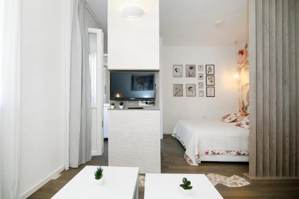 Anna Apartments