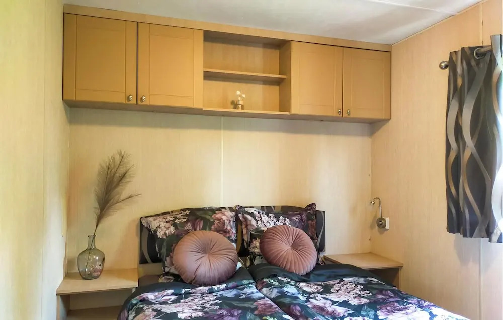 Nice Home In Heinkenszand With Wifi