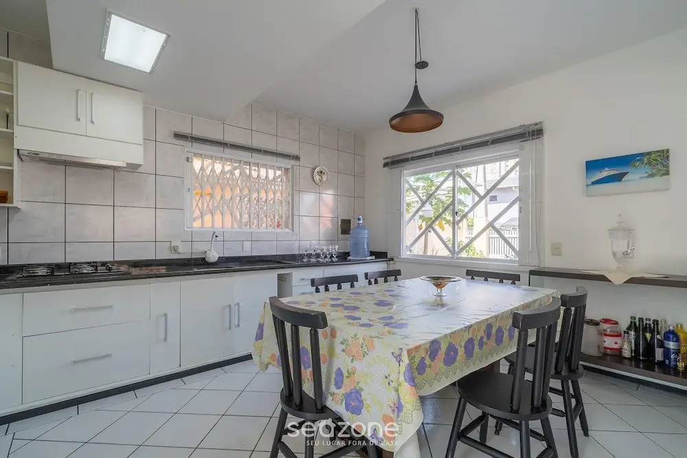 5BR Home w/ Pool in Penha Center Bsl190
