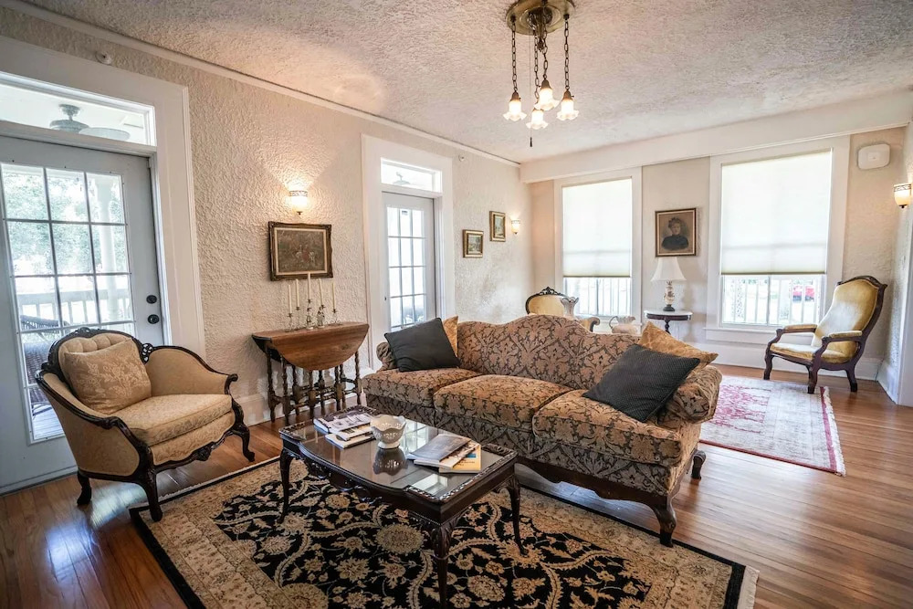 Live Oaks Inn