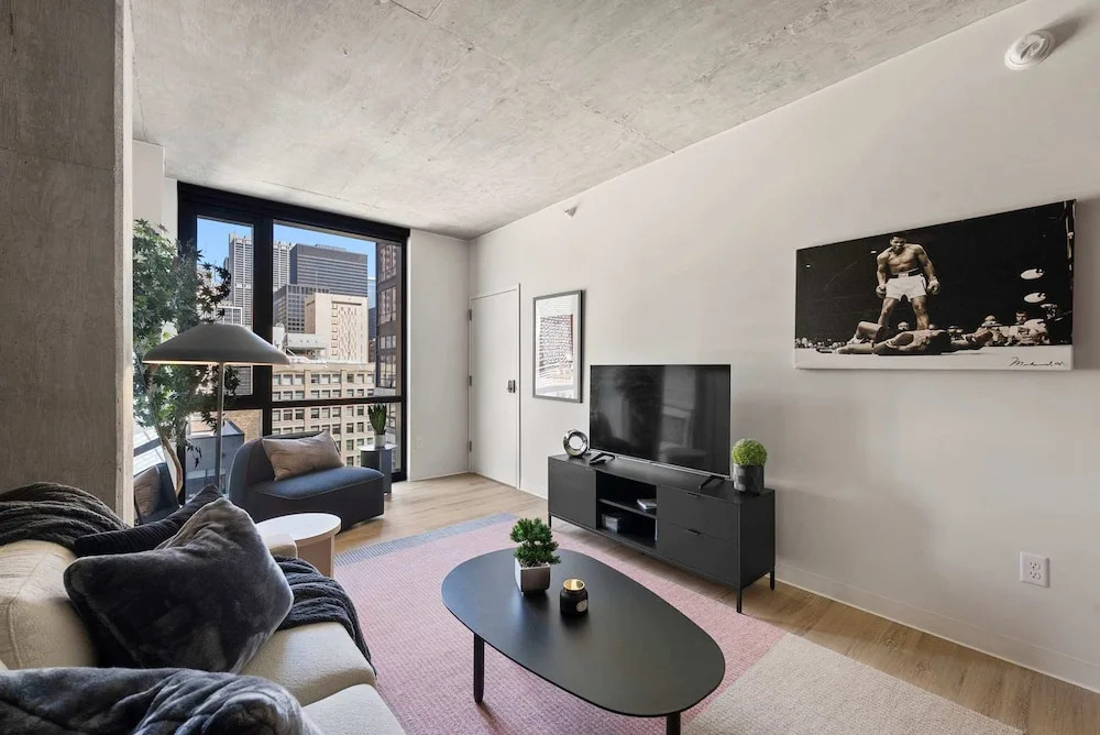 Luxury 3 Bed 3 Bath High Rise With Gym Amenities