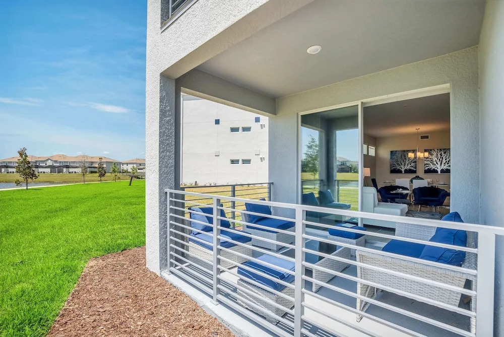 Posh and Spacious 3BD Condo With Patio, Pond View and Close to Disney! #3sl108