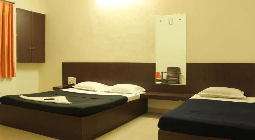 Hotel Laxmibai Palace- Only 300 meter from Sai Baba Temple