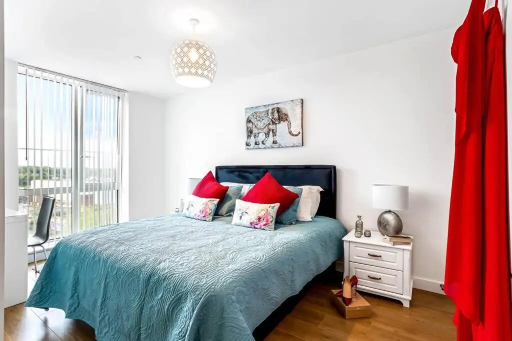Stylish 2 Bed/2 Bath, Parking - Bracknell Centre