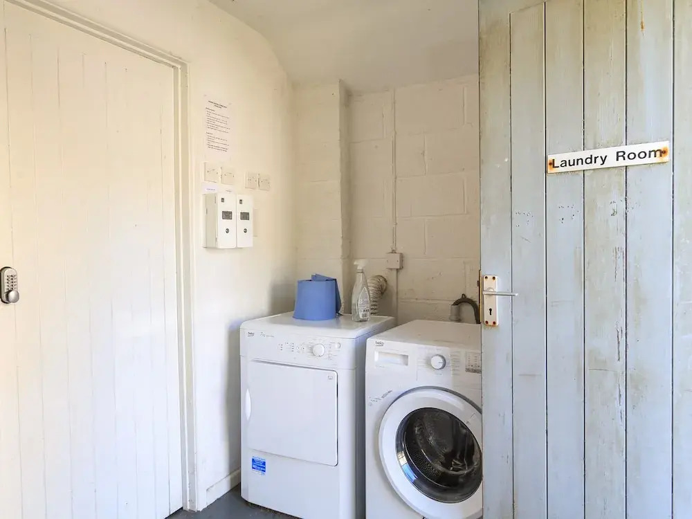 4 Thornlea Mews