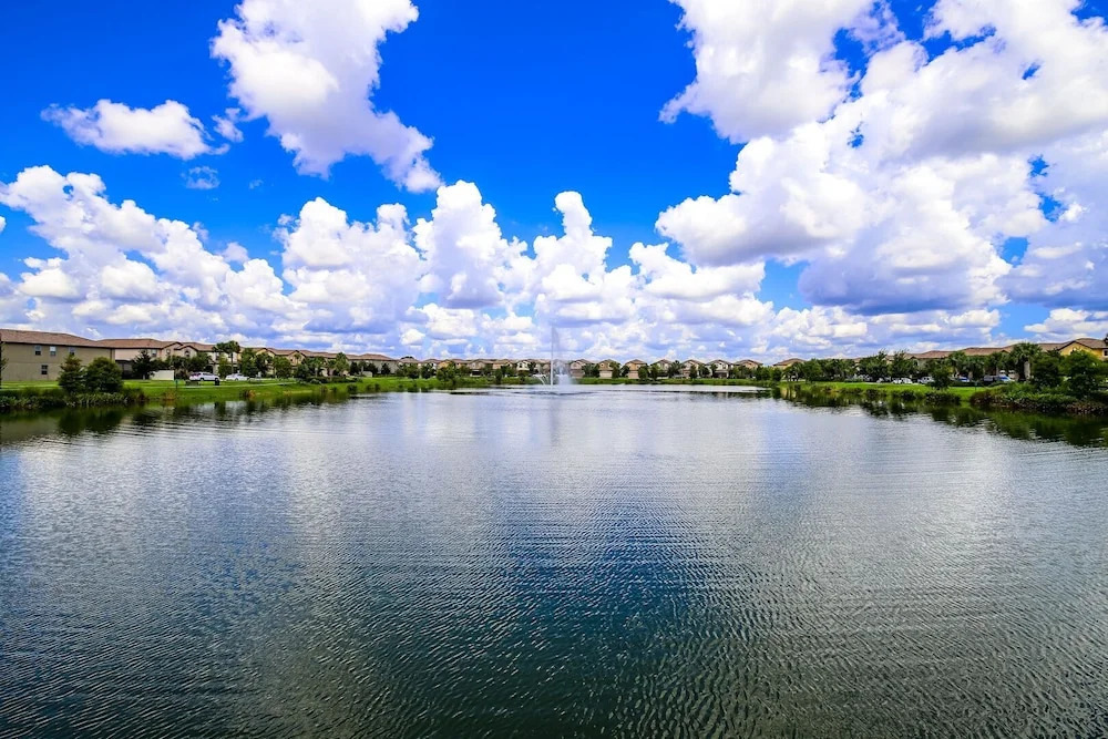 Amazing New TownHome 5 Bdr 4,5 Bath with Pvt Pool and Access to Clubhouse,15min from Disney
