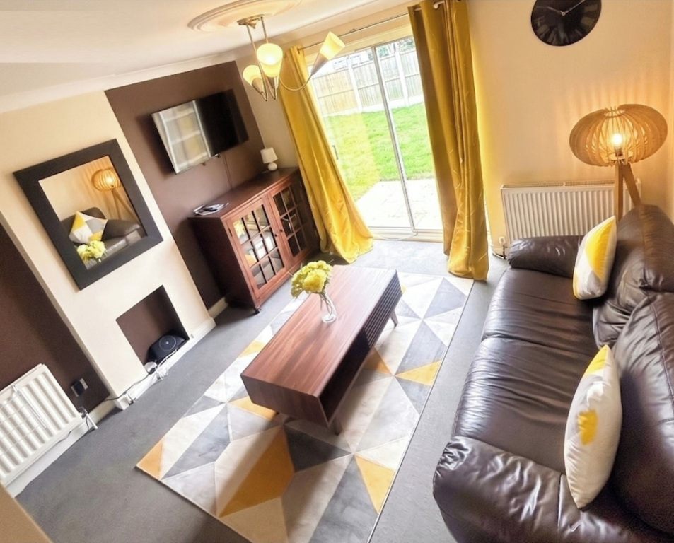 2 Bed House - Sleeps 4 - Parking - Pets - Garden