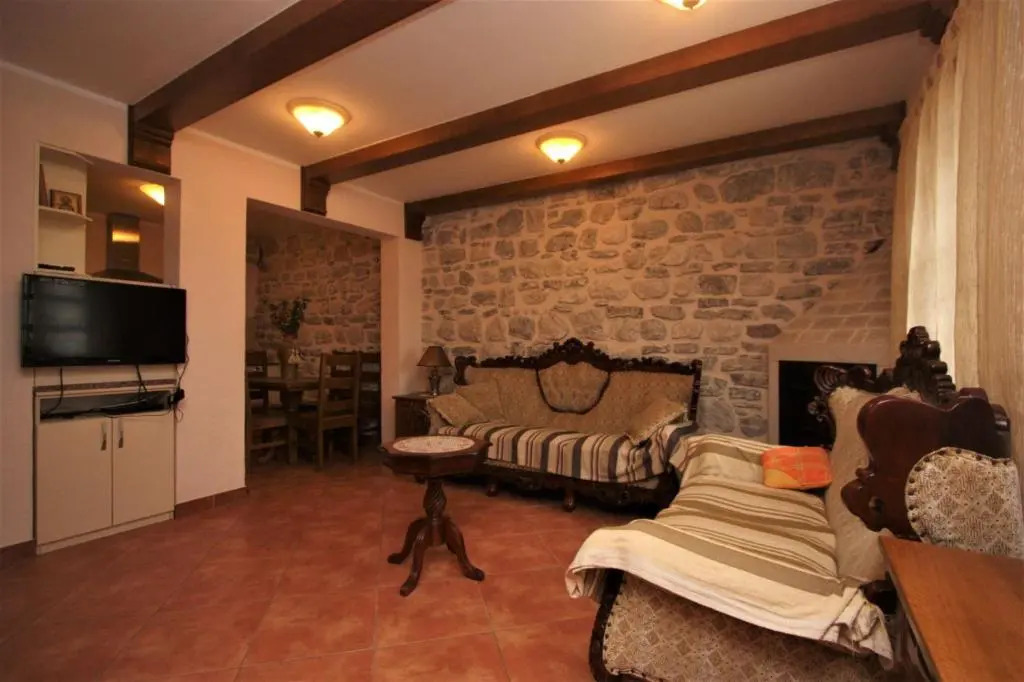 Antique 3 BR House next to Admiral