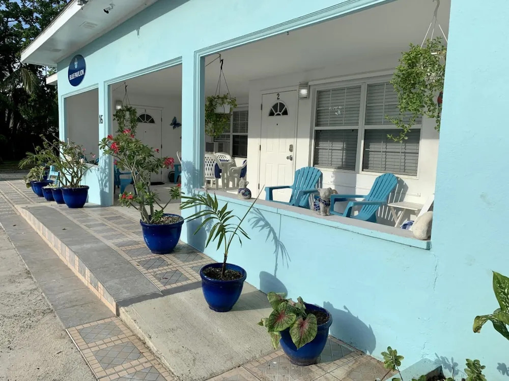 3 Apartments Steps to Beach Free Breakfast