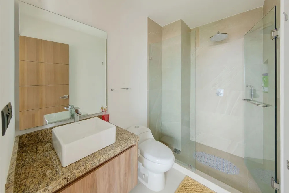 Spectacular Beach And Mountain View Condo - 5 Min From The Beach