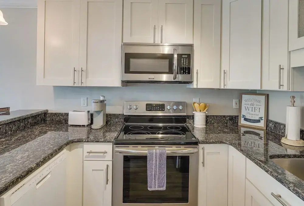 Charming PCB Condo w/ Balcony: Walk to Beach!