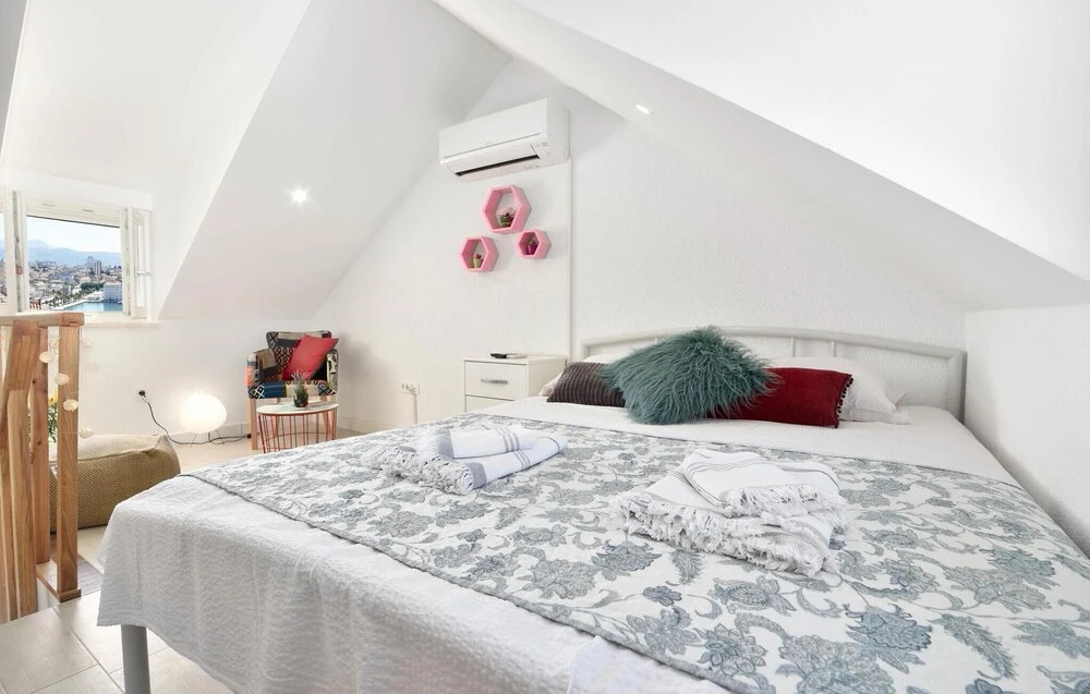 Nice Apartment in Split With 1 Bedrooms and Wifi